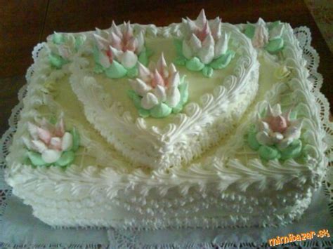 Torta zdobená krémovými rozetami