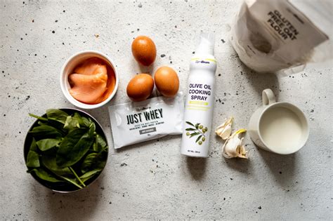 Servírované palacinky so špenátom, lososom a volským okom