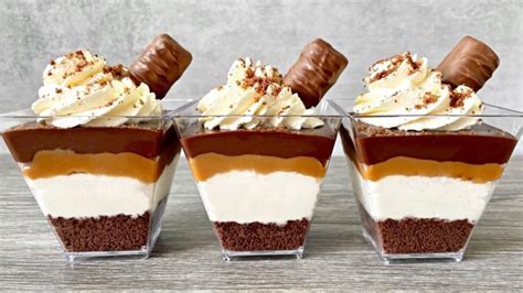Dezerty v pohároch s mascarpone a bielou čokoládou