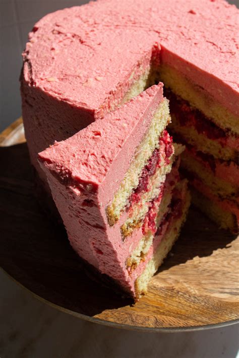 Ružovo zdobená narodeninová torta s čerstvými malinami