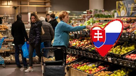 Spotrebiteľ čítajúci etiketu v supermarkete