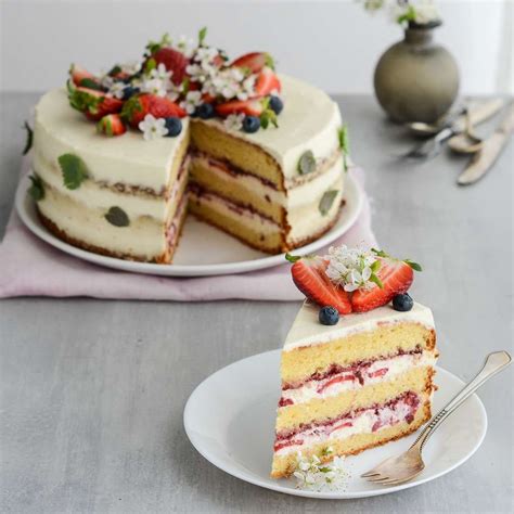 Vanilková torta s džemom a šľahačkou