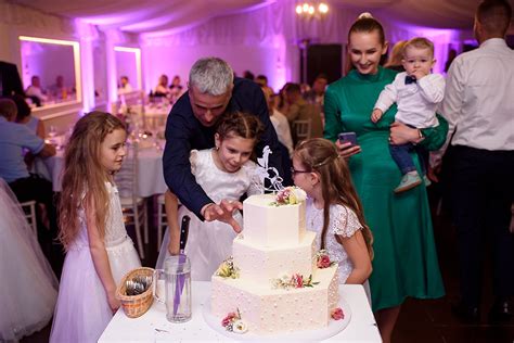 Deti pomáhajú pri príprave torty