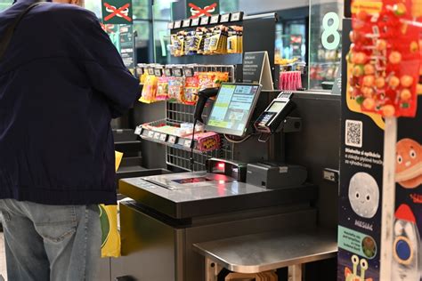 Zákazník pri samoobslužnej pokladni