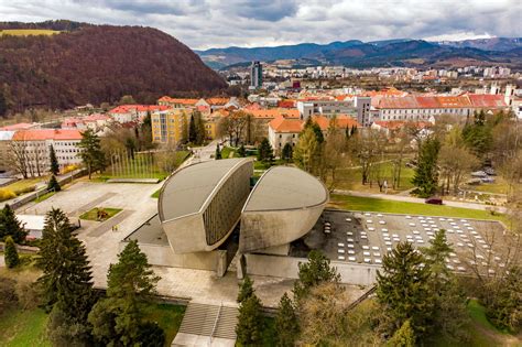Panoramatický pohľad na ikonickú budovu Pamätníka SNP v Banskej Bystrici