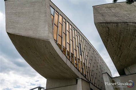 Detailná fotografia architektúry Pamätníka SNP a jeho unikátnych línií