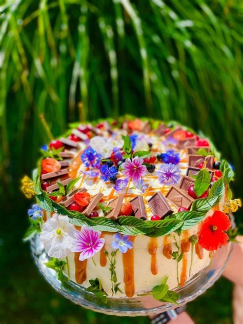 Lúčna torta zdobená živými kvetmi a zelenou polevou