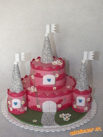 Dve tematické scény na jednej torte: zámok pre princeznú a futbalové ihrisko