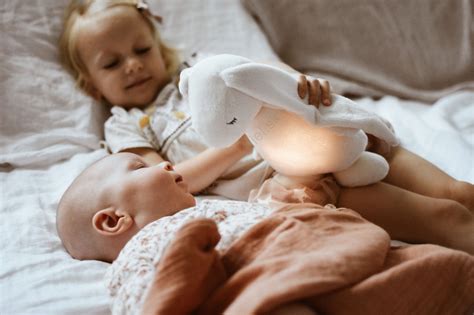 Dieťa v meditácii obklopené jemným svetlom