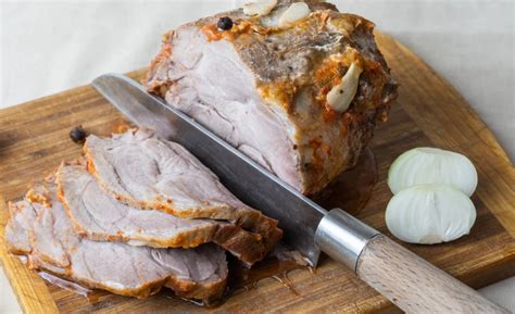 Tradičná pečená krkovička s cesnakom a rascou