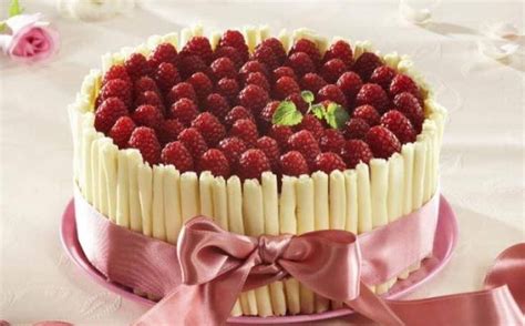 Biela čokoládová torta s malinami a ombre efektom