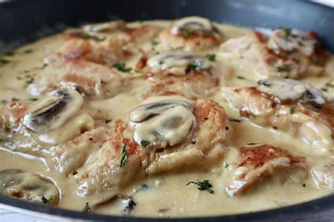 Kuracie mäso s hubovou omáčkou a parmezánom na tanieri.