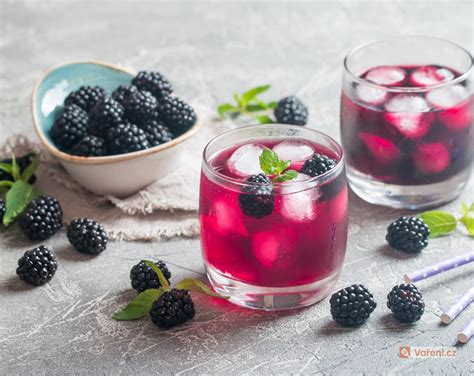 Hotový ostružinový sirup v pohári s ľadom a mätou