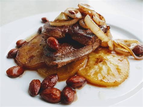 Teľacia pečeň s jablkami a cibuľou