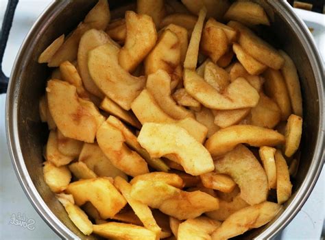 Karamelizované jablká na panvici