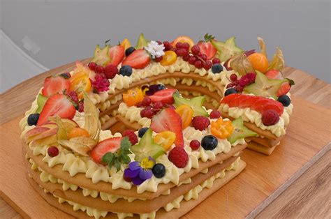 Medová torta v tvare srdca s malinami