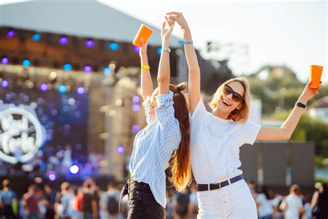 Zákazníci si užívajú zmrzlinu na letnom festivale
