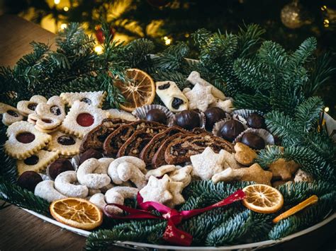 Vianočný stôl s napečenými dobrotami