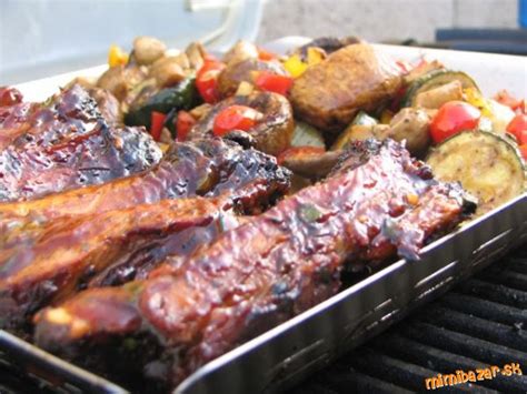 Hotové grilované rebierka s BBQ omáčkou