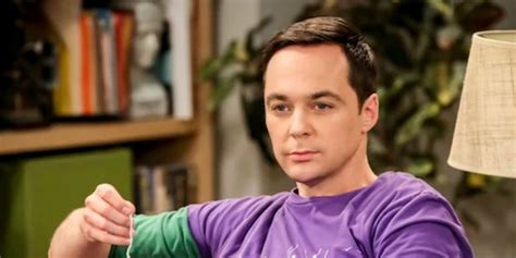Sheldon Cooper s Leonardom, Howardom a Rajom, naznačujúc ich komplexné vzťahy