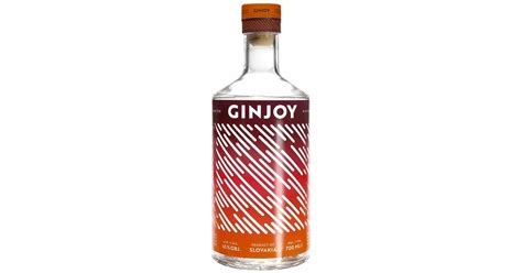 Cibuľové víno v sklenenej fľaši s plátkami cibule