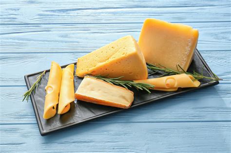 Rôzne druhy syrov a vína ako predjedlo