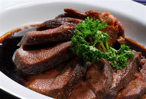 Hovädzí jazyk s vínovou omáčkou