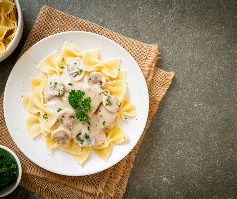 hotová šampiňónovo-šunková omáčka s cestovinami