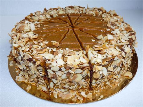 Alternatívna výzdoba torty Esterházy s mandľovými lupienkami