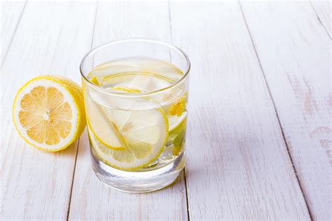 pohár vody s citrónom ako súčasť detoxikačného režimu