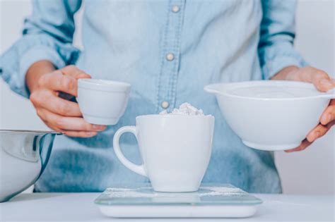 Ilustrácia odmerky a hrnčeka na meranie surovín