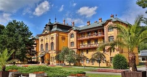 Exteriér historického hotela Astória v Bardejovských Kúpeľoch