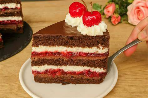 Čokoládová torta s čerešňami na krájacom stole