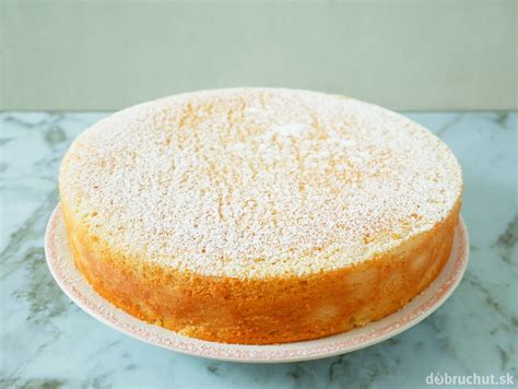 Detailný pohľad na vrstvenú mandľovú piškótovú tortu s džemom