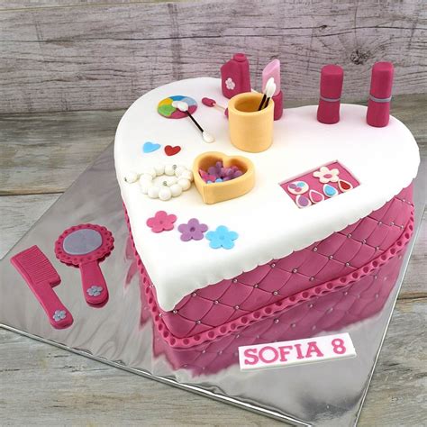 Narodeninová torta v tvare vláčika s rôznymi vozňami