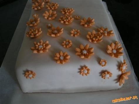 Torta s marcipánovými kvietkami a mandľami