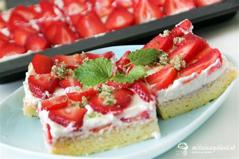 Jemný jahodový koláč s práškovým cukrom