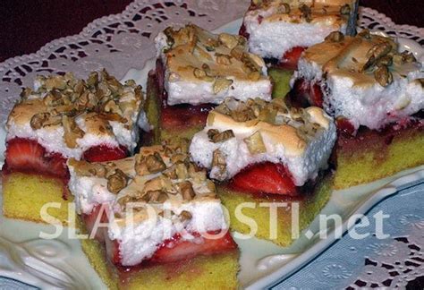 Jahodový koláč ozdobený šľahačkou a čerstvými jahodami