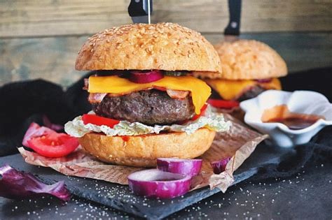 Hotový domáci hamburger s prílohami