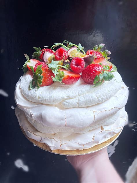 Pavlovova torta s rôznym čerstvým ovocím a šľahačkou