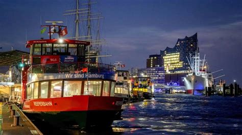 Panoráma prístavu Hamburg s kontajnerovými loďami