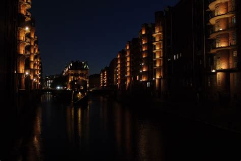 Osvetlený Speicherstadt v noci