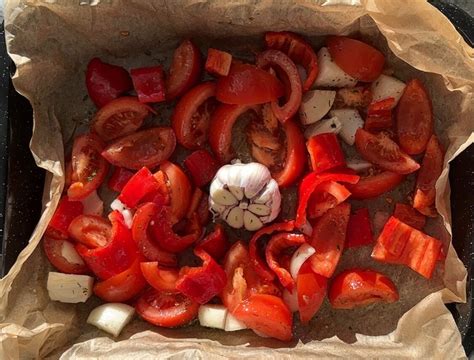 Ilustračná fotografia pečených plnených paradajok