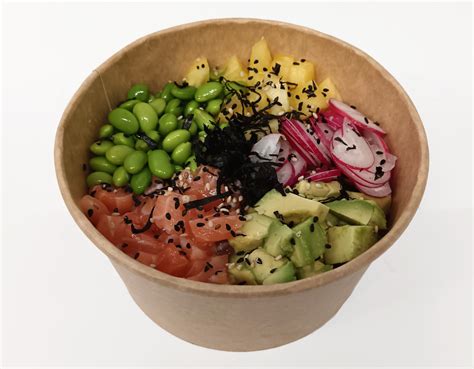 Ukážka rôznych druhov sushi a poké misiek