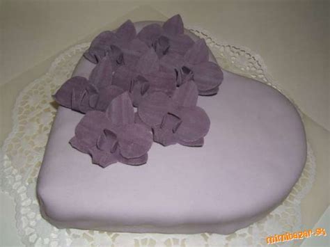 Srdcová torta s orchideami a čipkou