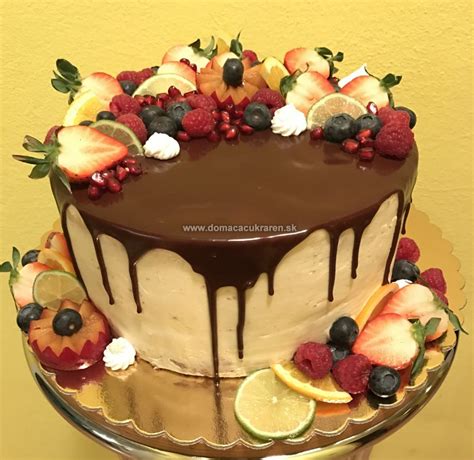 Hotová torta zdobená jahodami
