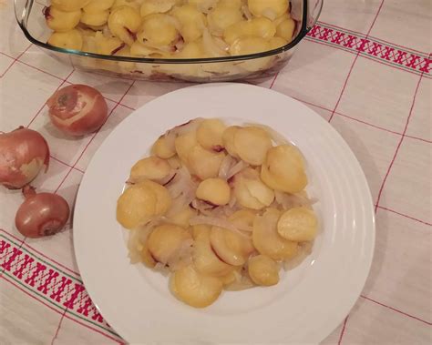 Klobásy pečené v rúre s cibuľou a paprikou