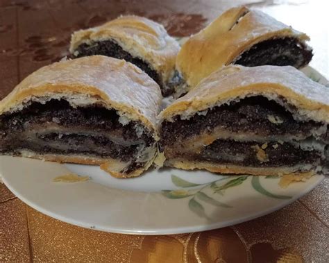 Hotová makovo-slivková štrúdľa