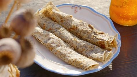 Palacinky s makovou náplňou a slivkovou omáčkou
