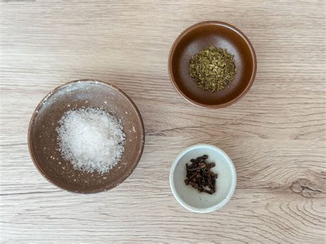 Rôzne druhy vinaigrette v malých miskách